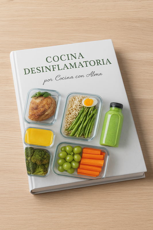 Portada del ebook Cocina Desinflamatoria por Cocina con Alma, sobre fondo de madera clara, acompañada por seis recipientes con alimentos saludables: pollo, arroz con espárragos, jugo verde, brócoli, uvas y zanahorias. Representa visualmente el enfoque práctico y nutritivo del plan antiinflamatorio.